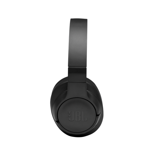 Uma pessoa usando fones de ouvido JBL Tune 760NC enquanto desfruta de música em um ambiente externo tranquilo.