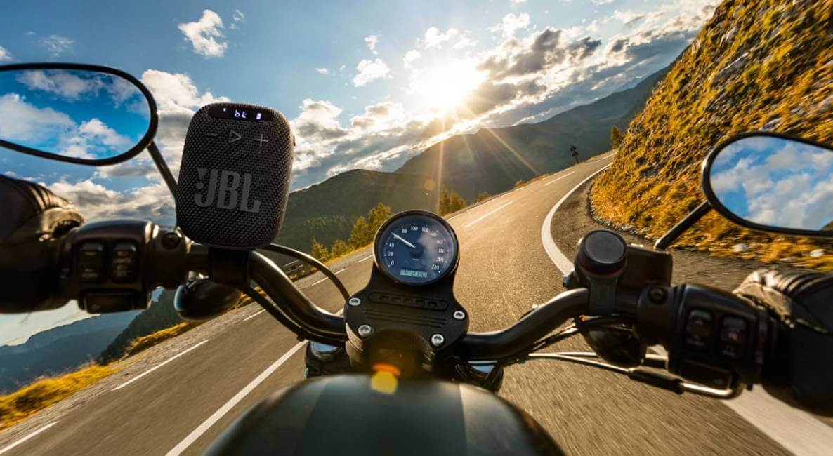 Caixa de som JBL Wind 3 acoplada no guidão da moto