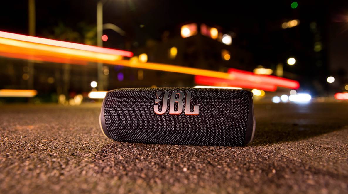 Caixa de som JBL Flip 6 preta na rua 