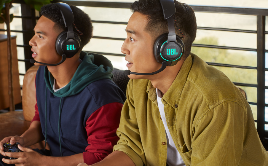 Viva o jogo com o JBL QuantumSURROUND™ e DTS
