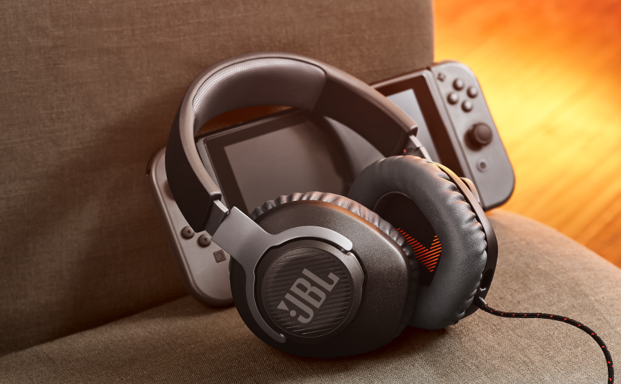 Sinta-se no centro do jogo com o JBL QuantumSOUND Signature